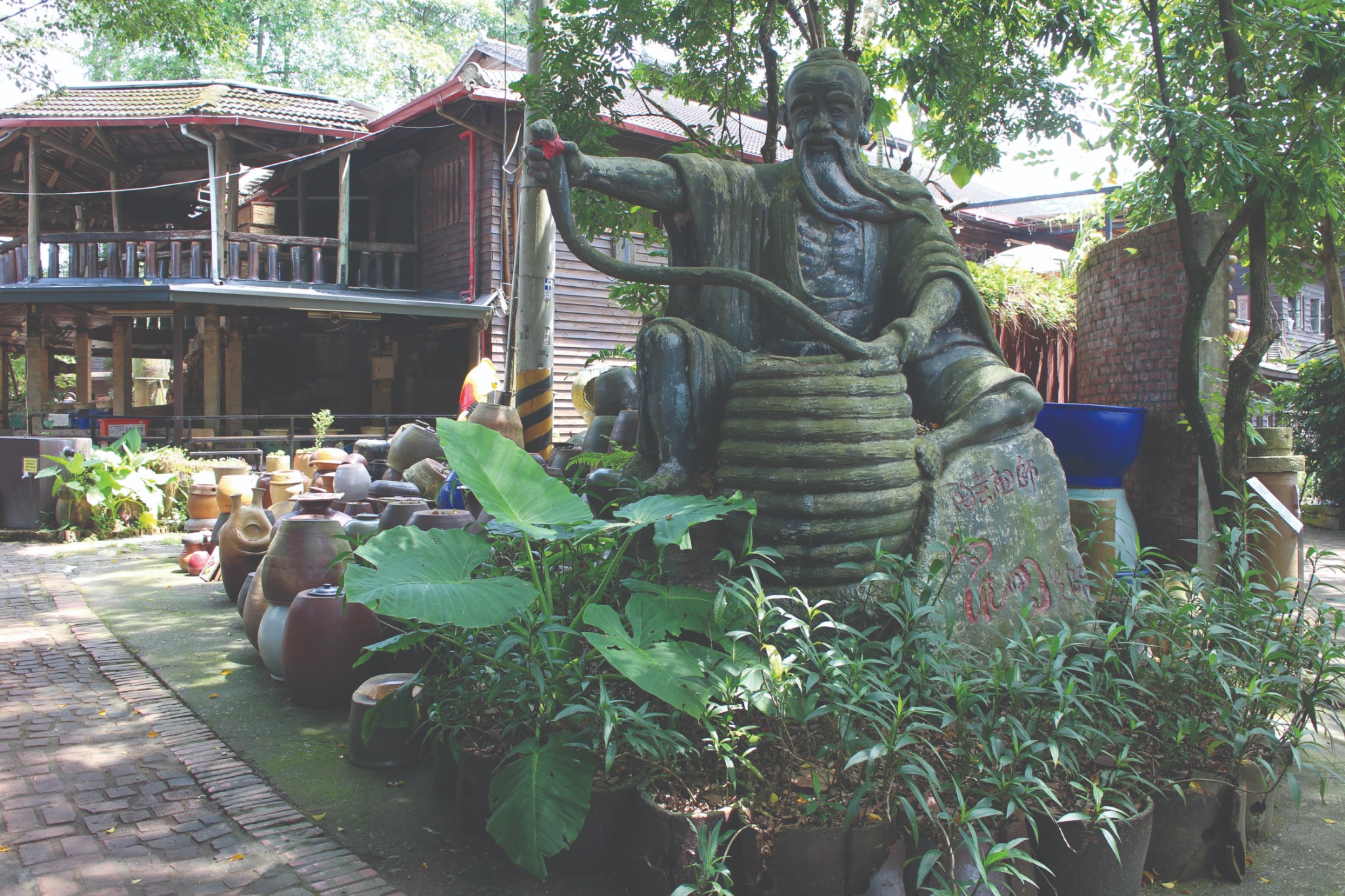Rou Min kiln-god figure, Shui-Li courtyard.