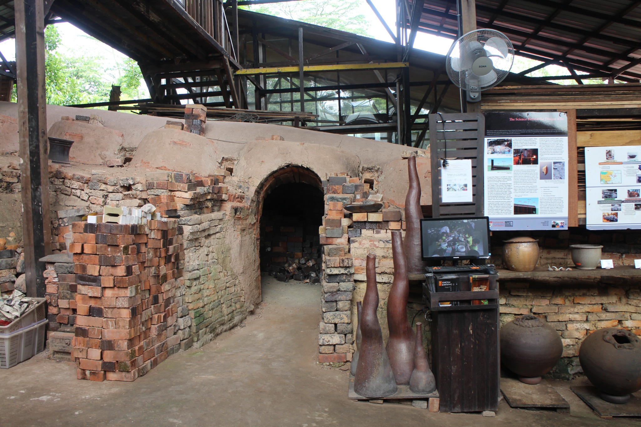 Side entrance of Thow Kwang Dragon Kiln.
