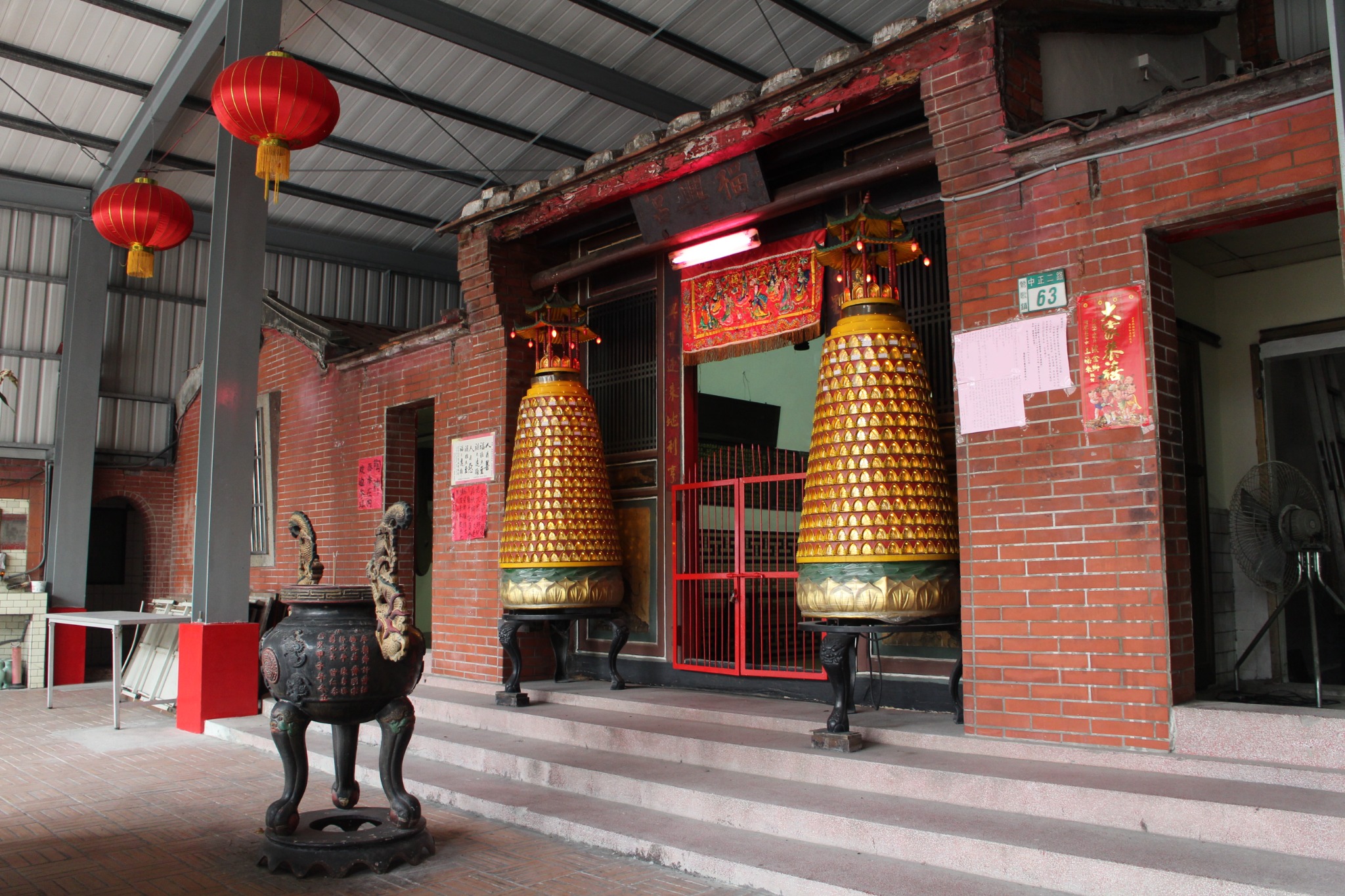 Side chambers at Fu Sin Kung.