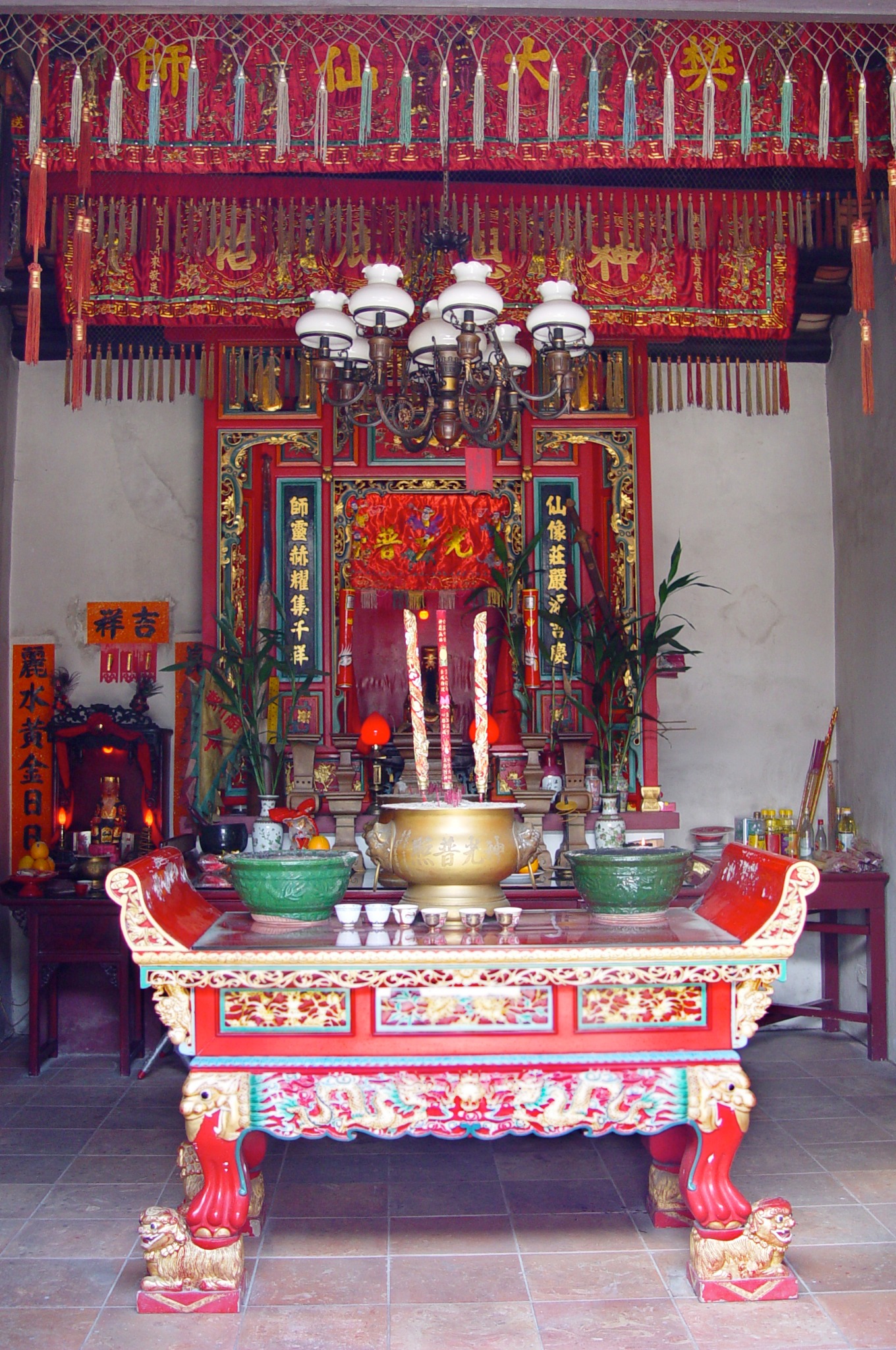 Interior view of the Fan Tai Sin temple.